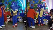 Imitador de Sonic es captado cuando intentaba la ‘supervelocidad’, pero se tropieza y bota la torta