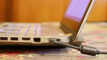 ¿Qué ocurre si dejo el cargador de mi laptop enchufado? 