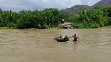 Familias arriesgan su vida y cruzan río Zaña en cámaras inflables de tractor en Chiclayo