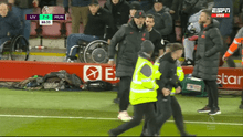 Jurgen Klopp y su furiosa reacción contra hincha que ingresó al campo en el Liverpool vs. Manchester United