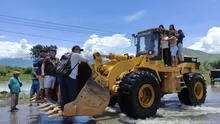 ¡Colgados en maquinaria! Ciudadanos arriesgan sus vidas para llegar a sus destinos en Chiclayo