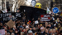 Gobierno de Macron sobrevive a 2 mociones de censura por su impopular reforma de pensiones