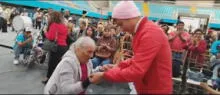 ¡Ni los años la detienen! Mujer de 103 años zapatea en premiación del carnaval en Cajamarca