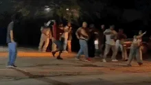 Le revientan botella en la cabeza y corre a defenderse: así ocurrió pelea fuera de discoteca en Piura