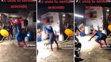 “Usó su sentido arácnido”: hombre disfrazado de Spiderman esquiva a perrito con sorprendente acrobacia