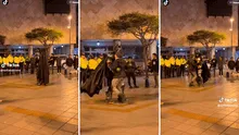 “El caballero de la noche se puso romanticón”: captan a Batman bailando boleros en una plaza
