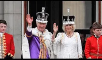 Carlos III y Camila fueron coronados y saludaron a multitud desde balcón de Palacio de Buckingham