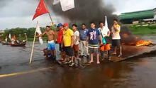 Trabajadores bloquean río, en vez de carreteras, a modo de protesta por obra paralizada en Loreto