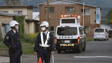 Mueren una mujer y 2 policías en un tiroteo en Japón: el atacante está escondido en el edificio