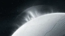 La luna congelada de Saturno erupcionó y expulsó al espacio un chorro de vapor de agua de casi 10.000 km