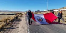 Obreros pausaron un momento el trabajo para marchar por el Día de la Bandera en Puno