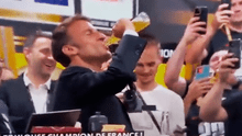 Presidente de Francia sorprende al beber una botella de cerveza en segundos en evento público