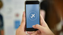 ¿Qué pasa si enciendo mis datos en mi celular durante un vuelo?