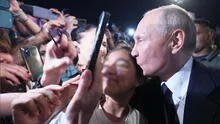 Entre besos y fotos, Putin hace sorprendente aparición en público tras rebelión del grupo Wagner