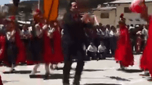 Director de colegio sorprende al bailar con alumnos la contradanza en desfile en La Libertad