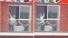 Adulta mayor baila marinera desde la ventana de su casa durante el Gran Desfile Militar