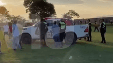 Árbitros de la Copa Perú son sacados en patrullero de campo de fútbol para evitar que los linchen