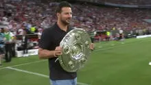 Claudio Pizarro cargó el trofeo de la Supercopa de Alemania entre Bayern Múnich vs. RB Leipzig