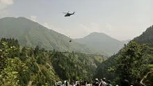 Impactantes imágenes del rescate de 7 niños atrapados en un teleférico a 350 metros en Pakistán