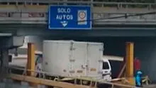 Pueblo Libre: camión impactó un puente en av. Brasil y quedó atascado en vía de 'solo autos'