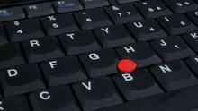 ¿Para qué sirve el botón rojo que algunas laptops tienen en el centro de su teclado?