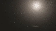 Así es la galaxia "perfectamente" esférica que captó el telescopio Hubble de la NASA