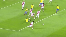 El espectacular amague de Corzo que dejó en el piso a Neymar en el área de Perú