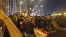 PNP arrebató bandera del Perú a manifestantes durante la 'Marcha por la democracia'