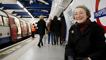 Mujer acude diariamente a la estación de tren para escuchar la voz de su esposo fallecido