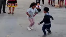 Niños se desafían para saber quién baila mejor un huaino en Cajamarca