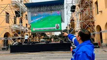 Perú vs. Chile: hinchas esperan en la plaza de Armas para ver partido en pantalla gigante