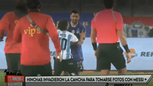 El noble gesto que tuvo Lionel Messi con los hinchas que se metieron a la cancha para tomarse foto