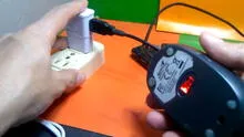 ¿Qué sucede si conectas un mouse al cargador del celular y lo enchufas a la corriente?