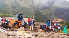 Cusco: turistas se salvan de ser arrastrados por huaicos y son auxiliados en cargador frontal