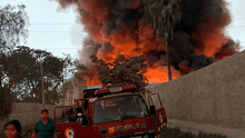 Lurín: más 30 unidades de bomberos trabajan para controlar incendio en almacén de llantas