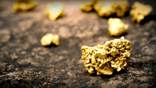 Oro abre el 2024 al alza por apuestas de recortes de tasas y tensión en el mar Rojo