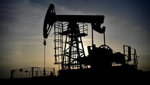 Petróleo global cae por incremento de la oferta de OPEP y recorte de precios de Arabia Saudí