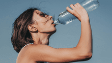 La cantidad de microplásticos que entra a tu cuerpo cuando tomas 1 litro de agua embotellada
