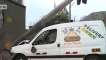 Costa Verde: conductor pierde el control de su camioneta y se estrella con poste de luz en Miraflores