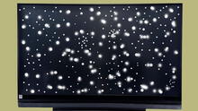¿Por qué aparecen puntos blancos en la pantalla de tu smart TV y cómo solucionarlo?