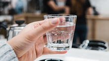 Consumir agua hervida o agua de mesa: ¿cuál es la más recomendable, según especialistas?