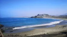 Visita la playa de aguas tranquilas y turquesas escondida entre dunas, solitaria y muy cerca de Lima