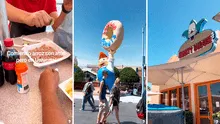 Peruano visita Universal Studios en EE. UU. y sorprende al prepararse arroz con atún en patio de comidas