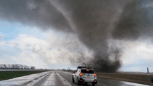 Captan instante en el que un devastador tornado en Nebraska va arrasando con todo a su paso