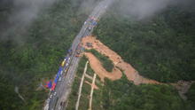 Mueren 48 personas tras colapsar carretera por fuertes lluvias en China: continúan los rescates