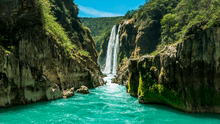 Esta es la cascada de 100 metros y agua turquesa que puedes visitar en México: ¿dónde y cómo llegar?