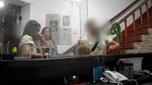 Fiesta termina en pesadilla: mujeres pepean a 2 jóvenes en SJL y les roban más de S/15.000
