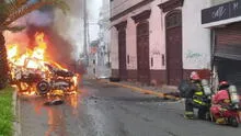 Vehículo se incendia tras colisión en Tacna: pasajeros escapan ilesos de auto