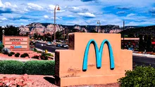 El ÚNICO McDonald’s con logo azul del mundo está en América: destaca en una ciudad de montañas rojas