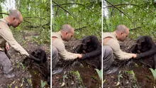 El conmovedor momento donde un chimpancé pide las manos a un humano para que le dé agua